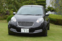 エントランスにて来場者を迎えていた「マーチ ボレロA30」。出荷式の当日はあいにくの雨天だったが、各地から17組28人もの購入者がイベントに参加した。