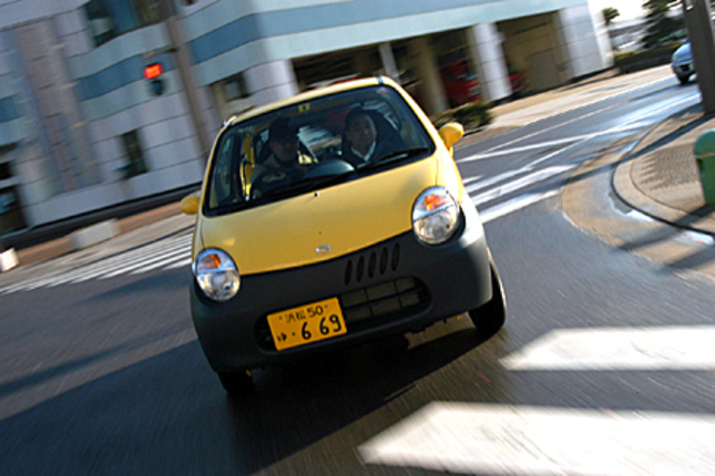 【スペック】ツイン ハイブリッドB:全長×全幅×全高=2735×1475×1450mm/ホイールベース=1800mm/車重=730kg/駆動方式=FF/0.66リッター直3DOHC12バルブ(44ps/5500rpm、5.8kgm/3500rpm)+永久磁石式同期電動機(6.8ps/1500〜4500rpm、3.3kgm/0〜1500rpm)/車両本体価格=139.0万円(テスト車=142.5万円/AM/FMラジオ付きCDプレーヤー=2.86万円/フロアマット=6600円)