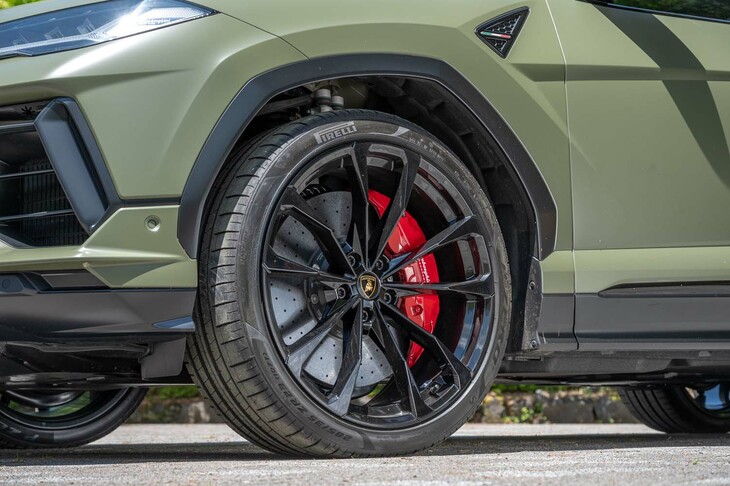 タイヤ&ホイールは21インチがスタンダードで、試乗車の23インチはオプション(22インチもある)。タイヤ銘柄はピレリの「Pゼロ」で、22インチの場合は「Pゼロ コルサ」も選べる。