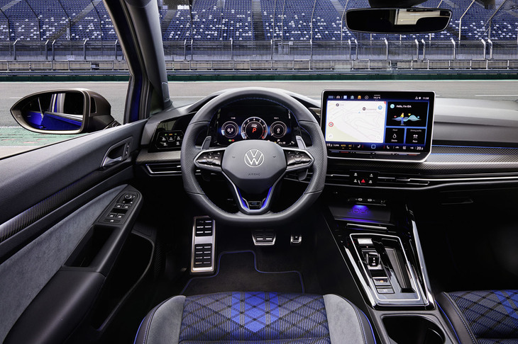 「ゴルフR」のコックピット。インフォテインメントシステムは、ハードウエア、ソフトウエアともアップグレードされた。