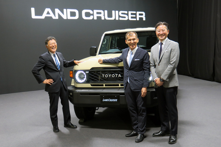 会場には、長年にわたり「ランドクルーザー」シリーズの開発を主導し、“ミスター・ランクル”と呼ばれて親しまれる小鑓貞嘉氏(写真中央)も姿を見せていた。今は「ランドクルーザー“70”」の主査を務めている。