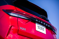 左右のテールランプを一文字につなげたデザインが特徴となる「ノート オーラ」のリアビュー。リアハッチの左下に「NOTE AURA」のエンブレムが備わる。