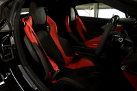 日本仕様の「Z06」は、本国仕様ではオプション扱いとなる「コンペティションスポーツバケットシート」が標準装備となる。日本だとレギュラーモデルの「3LT」や「コンバーチブル」にもこのシートが採用されている。