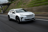 2.5リッターのプラグインハイブリッドパワートレインはシステム最高出力306PSを発生。パワフルなだけでなく89kmものEV走行換算距離を実現している(WLTCモード)。