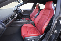 「S5スポーツバック」のシートには、ダイヤモンド型のステッチとロゴマークのエンボス加工が施される。