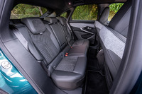 「3008 GTアルカンターラパッケージ ハイブリッド」ではリアシートの左右にもヒーターが標準で備わる。頭上にも足元にも十分な余裕があり、大人でも快適に移動できる。