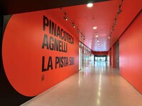 「カーザ・フィアット」の入り口は、リンゴット・ビル2階のショッピングモールに位置。そこからエレベーターで屋上まで上がる。