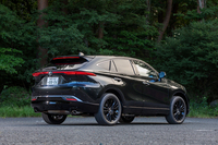 新しい「ハリアー」の車両本体価格は2リッター純ガソリンモデル(FF)の371万0300円から。2020年のデビュー当時よりはだいぶ上がったが、この車格のクルマを300万円台からラインナップできるのはさすがトヨタだ。