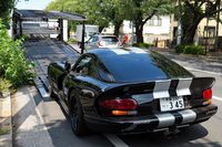 ローダーに積み込まれる「バイパー」の図。本当に、こうしたシチュエーションが絵になるクルマだな。