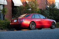 装飾の色ひとつとってもこだわるのがロールス・ロイス。外装パーツのダーククロームは塗装ではなく、メッキ加工時に特殊なクローム電解液を用いることでステンレススチールの下地を共析させ、ダーク調のカラーとしている。