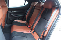 リアシートにもフロントと同じくテラコッタとブラックのコンビネーションカラー表皮が採用される。