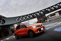 全長3.6mという小さなボディーのおかげで、「トゥインゴGT」は街中でとても扱いやすい。前輪の切れ角が49度と大きいおかげで、最小回転半径は4.3mに抑えられている。