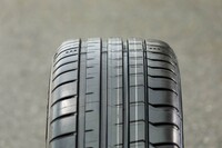 モータースポーツからのフィードバックで進化したという非対称トレッドパターン「デュアルスポーツトレッドデザイン」を採用。