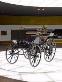 メルセデス・ベンツ博物館に展示されている、1886年のダイムラーの四輪車(レプリカ)。こちらも車体自体は馬車から発展していない。