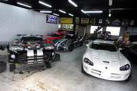 タイヤのことを相談すべく「コレクションズ」さんを訪問。工場の中は相変わらず「バイパー」でいっぱいである。アメリカ人に「この写真はニッポンのお店です」と言っても、絶対に信じてくれないだろうな。