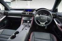 「IS350“Fスポーツ”」のコックピット。インテリアカラーはマイナーチェンジ時に追加設定された「ニュアンスブラック」。