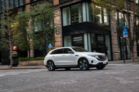 電動4WDにより滑らかなヨーコントロールを実現した「EQC」のドライブフィールは、ドライブトレインで駆動力を配分したり、伝達・遮断したりするエンジン車のそれとは、一線を画すものだ。