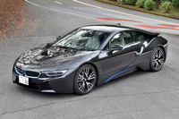 BMW i8
	ボディーサイズ:全長×全幅×全高=4690×1940×1300mm/ホイールベース:2800mm/車重:1500kg/駆動方式:4WD/エンジン:1.5リッター直3 DOHC 12バルブ ターボ/モーター:交流同期電動機/トランスミッション:6AT/エンジン最高出力:231ps(170kW)/5800rpm/エンジン最大トルク:32.6kgm(320Nm)/3700rpm/モーター最高出力:131ps(96kW)/3800rpm/モーター最大トルク:25.5kgm(250Nm)/0-3700rpm/タイヤ:(前)215/45R20 (後)245/40R20/燃費:19.4km/リッター(JC08モード)/車両価格=1991万円