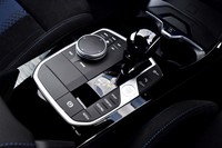 整然とスイッチ類が並ぶセンターコンソール。シフトレバーのそばに走行モードのセレクターがレイアウトされる。