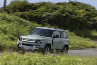 ランドローバー生誕75周年を祝う特別仕様車「ディフェンダー75thリミテッドエディション」。ショートボディーの「90」(写真)とロングボディーの「110」をラインナップし、前者が75台、後者が150台の台数限定で導入された。外板色はディフェンダーでは初採用となる「グラスミアグリーン」。