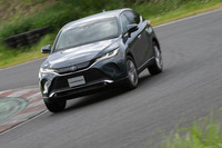 走りについては、開発の早い段階から実験部のメンバーと車両のデザインを共有。「こういう形のクルマなら、こういう走りがいいよね」というイメージをつくってもらったという。