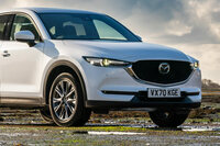 こちらは従来型のフロントまわり。上の新型と似たような画角だが、バンパーの縁はすとんと下へ落ちており、タイヤとの乖離(かいり)も小さい。こちらのほうがシルエットにまとまりがあり、オーバーハングが短く感じられる。