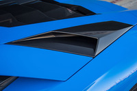 新たにリアフェンダー上に設けられたエアインテークは、往年の「カウンタック」を思わせる。