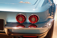 リアコンビランプは、左右2眼ずつのクラシカルなデザイン。トランクリッド右端には車名ロゴのエンブレムが添えられる。