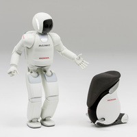 ホンダの二足歩行ヒューマノイドロボット「ASIMO(アシモ)」(写真左)と2013年11月に発表されたパーソナルモビリティー「UNI-CUB β(ユニカブ ベータ)」(同右)。