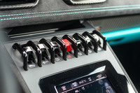 センターコンソールにはフロントリフターをはじめとしたスイッチ類がずらりと並ぶ。筆者は気がつかなかったが、実はこの上にスマートフォンを収納可能なスリットがある。