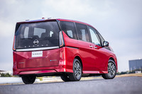 ボディーカラーは写真の「カーディナルレッド」を含む全14種類をラインアップ。2トーンが4種類、モノトーンが10色の設定となる。カーディナルレッド以外の塗装には、傷がつきにくくなる「スクラッチシールド」が施されている。