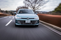 今回の試乗車に装備されていたアダプティブシャシーコントロール「DCC Pro」は、17万6000円の有償オプション。電子制御ディファレンシャルロック(XDS)を協調制御させる「Vehicle Dynamics Manager」と組み合わされ、ダイナミックな走行と快適な乗り心地、クイックなステアリングレスポンスが味わえる。