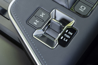 シフトセレクター後方の一等地にトランスファー切り替えとデフロックスイッチを装備。リアデフロックは“オーバートレイル+”専用だ。