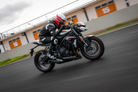 トランスミッションには、シフトアップ時、シフトダウン時ともにクラッチ操作を自動で行う、クイックシフターが標準装備される。