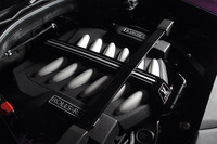 6.75リッターV12エンジンは、最高出力が29PSアップの600PSに、最大トルクが50N・m引き上げられた900N・mにチューンされている。