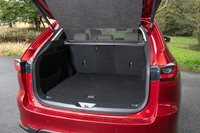 荷室の寸法は、奥行きが約975mm、最大幅が約1275mm、高さが約817mm。トノカバーの一部がメッシュとなっているのは、「積み下ろしをしている親が、後席の子供とコミュニケーションできるようにするため」とのこと。