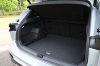 後席使用時の荷室容量は652リッター。後席をすべて前方に倒すと、荷室容量を1650リッターにまで拡大できる。新型「ティグアン」の全グレードに、足の動きでリアゲートの開閉が行えるイージーオープン&イージークローズ機能付きパワーテールゲートが標準で装備される。