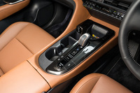 シフトセレクターやカップホルダーなどはセンターコンソールの前方にコンパクトにまとめて配置されている。スマートフォンを縦向きに差し込むワイヤレスチャージャーも場所をとらないように考えられている。