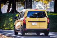 ルノーの日本導入モデルでは初となるエマージェンシーレーンキープアシスト(車線中央維持支援)やブラインドスポットインターベンション(後側方車両検知警報)など最新運転支援システムの採用も新型「カングー」のセリングポイント。