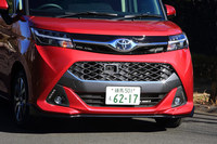 「ルーミー」と「タンク」で、最も大きく異なるのがフロントまわりの意匠。巨大な台形のロワグリルがタンクの特徴となる。