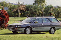 三菱マグナ ステーションワゴン
豪州三菱自動車が生産する「マグナ ステーションワゴン」。1988年に日本国内でも輸入・販売が開始された。全幅が1.7mを超える本格的な3ナンバーワゴンとして話題を集めた。