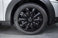 試乗車はオプションの18インチタイヤ&ホイールを履いていた。タイヤ銘柄はピレリの「チントゥラートP7」。