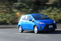 「ヴィッツ ハイブリッド」のJC08モード燃費は34.4km/リッター。より軽量な「アクア」の37.0km/リッターに一歩譲るが、同じ重量区分に位置付けられるコンパクトカーでは、トップの値を記録する。