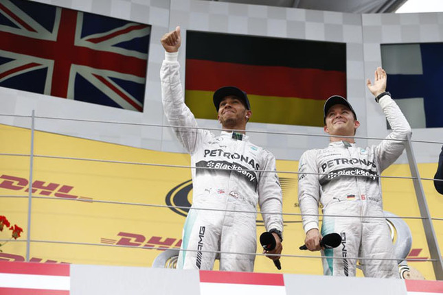 11年ぶりに復活したオーストリアGPで、メルセデスが今季6度目の1-2フィニッシュ。今シーズン3勝目を記録しポイントリードをさらに広げたニコ・ロズベルグ(右)と、2位に終わったルイス・ハミルトン(左)。(Photo=Mercedes)