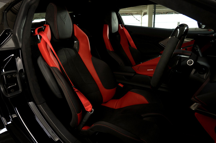 日本仕様の「Z06」は、本国仕様ではオプション扱いとなる「コンペティションスポーツバケットシート」が標準装備となる。日本だとレギュラーモデルの「3LT」や「コンバーチブル」にもこのシートが採用されている。