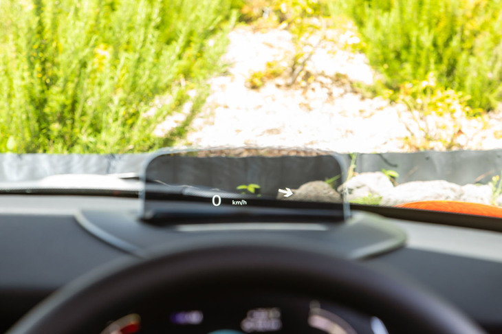 運転中の視点移動を減らし、ドライバーの負担を軽減するヘッドアップディスプレイ。携帯端末のワイヤレス充電機能やBluetooth通信機能、Apple CarPlayなどとのセットオプションとなっている。