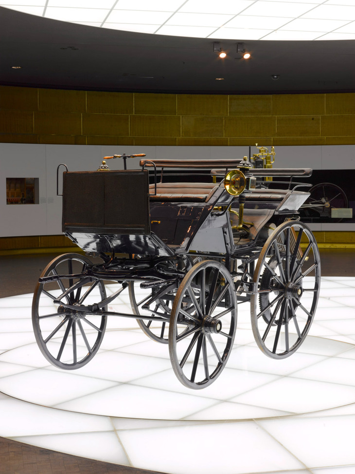 メルセデス・ベンツ博物館に展示されている、1886年のダイムラーの四輪車(レプリカ)。こちらも車体自体は馬車から発展していない。