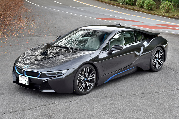 BMW i8
	ボディーサイズ:全長×全幅×全高=4690×1940×1300mm/ホイールベース:2800mm/車重:1500kg/駆動方式:4WD/エンジン:1.5リッター直3 DOHC 12バルブ ターボ/モーター:交流同期電動機/トランスミッション:6AT/エンジン最高出力:231ps(170kW)/5800rpm/エンジン最大トルク:32.6kgm(320Nm)/3700rpm/モーター最高出力:131ps(96kW)/3800rpm/モーター最大トルク:25.5kgm(250Nm)/0-3700rpm/タイヤ:(前)215/45R20 (後)245/40R20/燃費:19.4km/リッター(JC08モード)/車両価格=1991万円