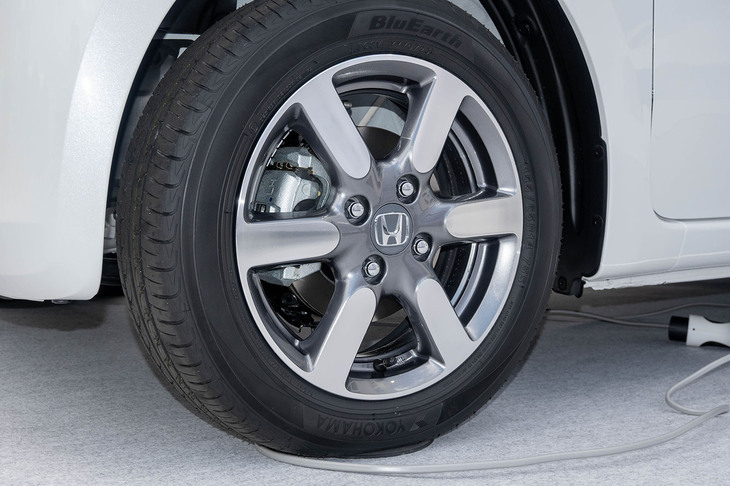 タイヤ&ホイールは14インチ。「e: L」はアルミホイールを装備する。