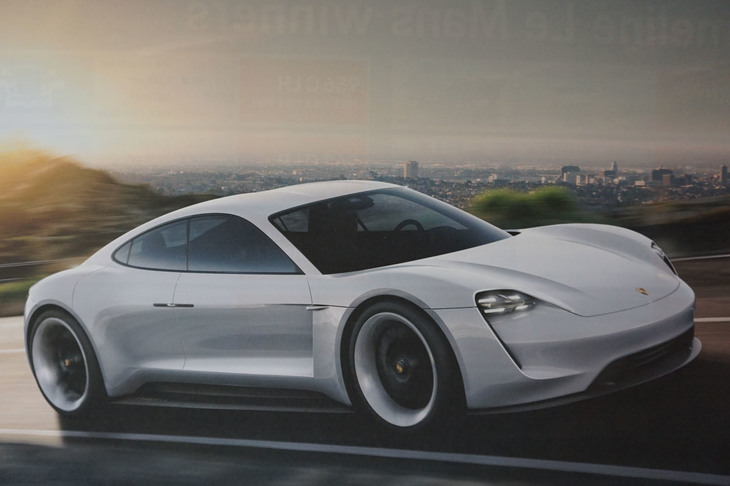 ポルシェ初の電気自動車「ミッションE」は、2020年に日本で発売される。(折り込み広告より)